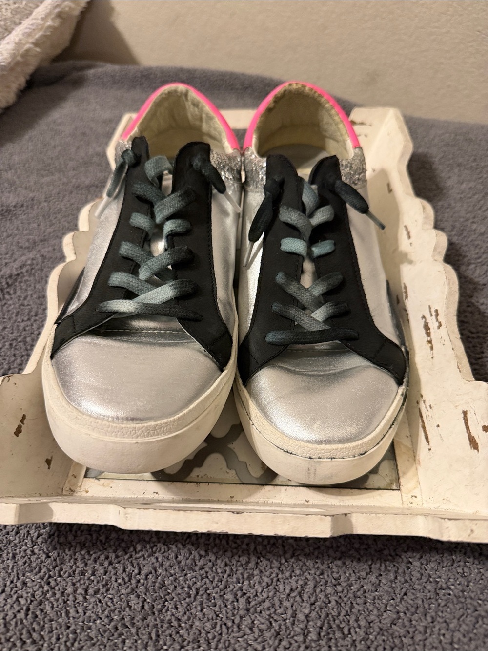 Dolce Vita Women’s Silver Low-Top Sneakers with Black Panels and Pink /size 8.5